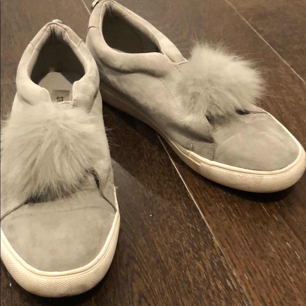 Authentic Steve Madden one Pom Pom sneakers